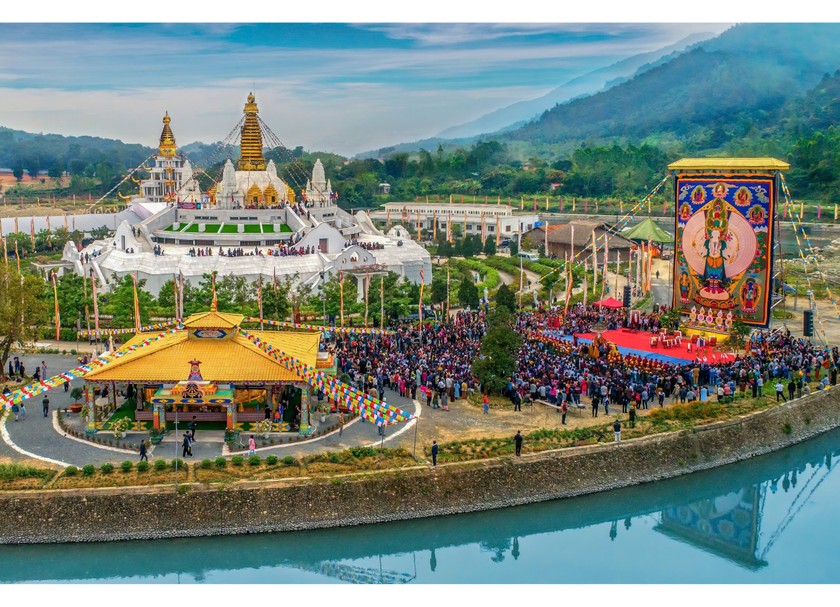 Bức Đại Thongdrol - tranh Phật Quan Âm Thiên Thủ Thiên Nhãn thêu trên gấm cao cấp có kích thước lớn- 12 x16 mét, hiện vẫn giữ Kỷ lục Việt Nam cho bức tranh Phật lớn nhất.