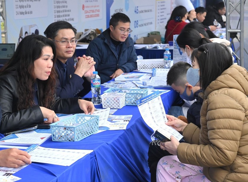 Ngày hội thu hút đông đảo học sinh, phụ huynh học sinh tham gia.