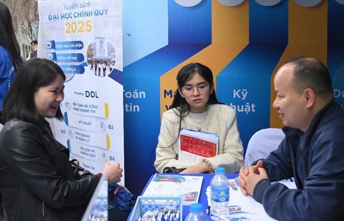 Phụ huynh Phạm Thị Kim Chung và em Kim Phạm Hồng Hoa, học sinh trường THPT Yên Lạc, Vĩnh Phúc, có mặt tại Ngày hội từ rất sớm.