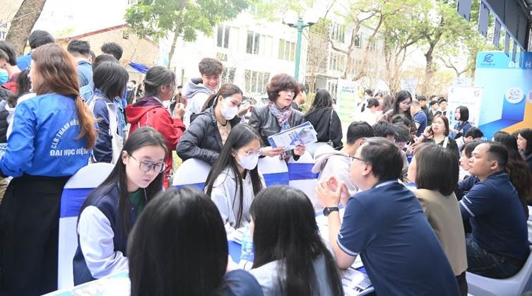 Trường Đại học Điện lực thu hút đông đảo học sinh và phụ huynh tại Ngày hội tư vấn tuyển sinh – hướng nghiệp năm 2025.