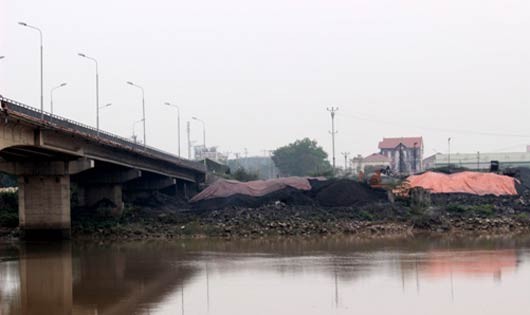 "Núi" than dưới chân cầu An Thái có thể làm hạn chế tầm nhìn các tài công.