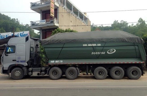 Đoàn xe trọng tải lớn tung hoành trên Quốc lộ 18