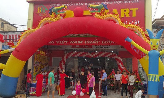 Hàng trăm lượt khách 'chen chân' tại lễ khai trương BG Mart