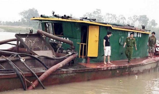 Hải Phòng: Bắt giữ tàu hút trên sông Kinh Thầy, “tuyên chiến” với cát tặc