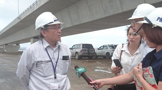 Kỹ sư Hirosi NAMBA, đại diện nhà thầu trao đổi với báo chí về việc sửa chữa các khiếm khuyết của cầu Tân Vũ - Lạch Huyện