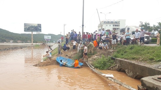 Tìm kiếm học sinh bị mưa lũ cuốn trôi tại TP Hạ Long