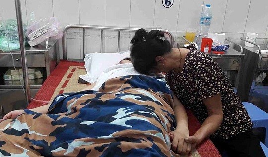 Chị Thoa đang được người thân chăm sóc