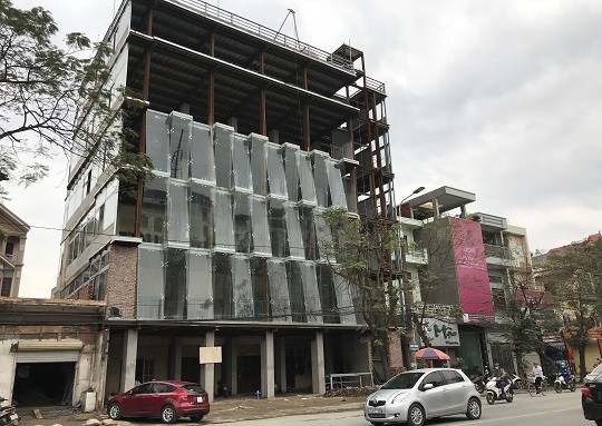 Mặt trước của công trình xây dựng không được che chắn để đảm bảo an toàn cho người dân