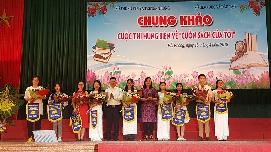 Ban tổ chức cuộc thi tặng hoa và cờ lưu niệm cho các đội