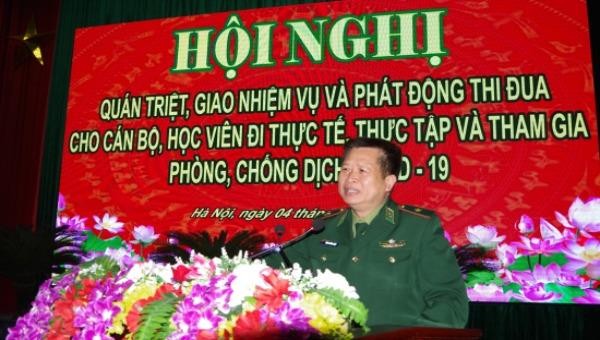 Giám đốc Học viện Biên phòng giao nhiệm vụ cho cán bộ, học viên.