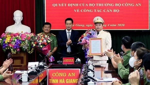 Trao quyết định điều động, bổ nhiệm cho 2 cán bộ Công an.