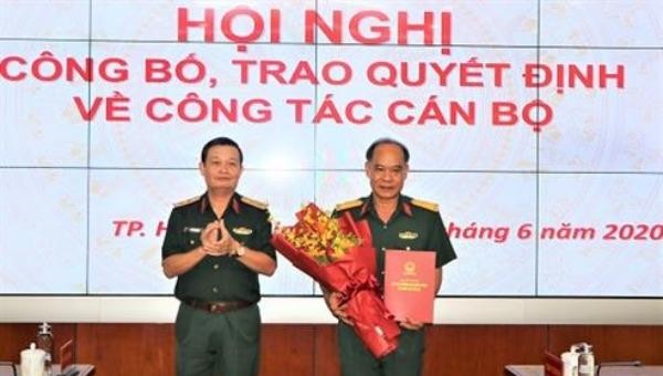 Trung tướng Trần Hoài Trung trao quyết định cho Đại tá Hoàng Đình Chung.