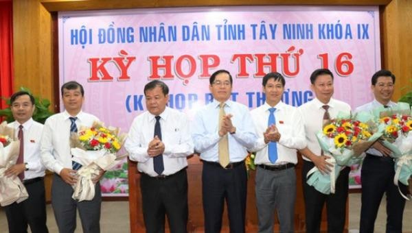 Bí thư Tỉnh ủy Tây Ninh Phạm Viết Thanh và Chủ tịch UBND tỉnh Phạm Văn Tân tặng hoa chúc mừng Phó Chủ tịch HĐND, UBND và Ủy viên UBND tỉnh nhiệm kỳ 2016-2021.