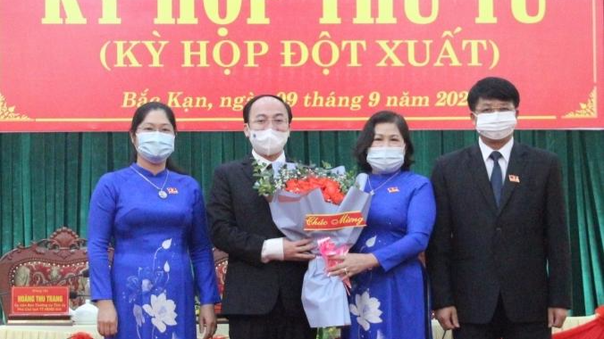 Phó Bí thư Thường trực Tỉnh ủy, Chủ tịch HĐND tỉnh Bắc Kạn Phương Thị Thanh chúc mừng tân Chủ tịch UBND tỉnh Bắc Kạn nhiệm kỳ 2021-2026.