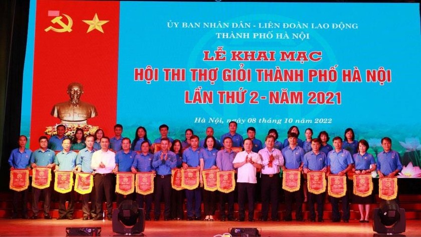 Lãnh đạo thành phố tặng Cờ lưu niệm cho các đơn vị dự thi.