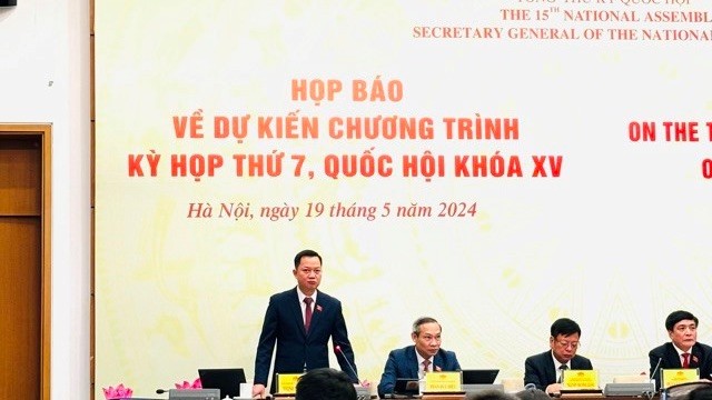 Ủy viên Thường trực Ủy ban Quốc phòng - An ninh của Quốc hội Trịnh Xuân An trả lời câu hỏi về dự án Luật Trật tự, an toàn giao thông đường bộ. (Ảnh: kinhtedothi.vn)