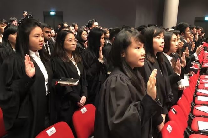 Các luật sư làm lễ tuyên thệ tại Tòa án Tối cao Singapore. (Nguồn ảnh channelnewsasia.com)