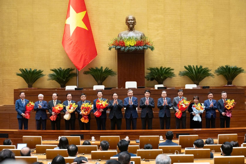 Lãnh đạo Đảng, Nhà nước tặng hoa chúc mừng các đồng chí vừa được Quốc hội bầu, phê chuẩn đề nghị bổ nhiệm các chức danh mới. (Ảnh: Cổng TTĐTQH)