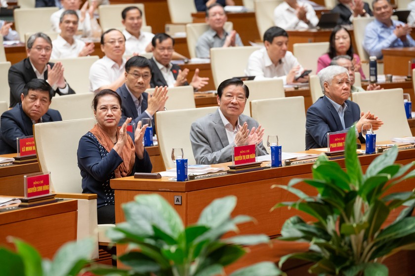Các lãnh đạo, nguyên lãnh đạo và các đại biểu dự Hội nghị tại điểm cầu Trung ương. (Ảnh: Cổng TTĐTQH)