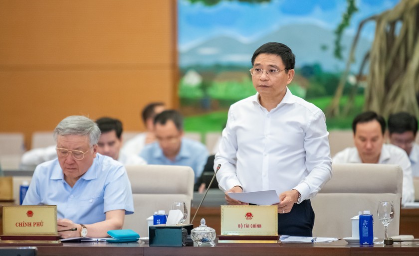 Bộ trưởng Bộ Tài chính Nguyễn Văn Thắng trình bày Tờ trình dự thảo Nghị quyết. (Ảnh: Cổng TTĐTQH)