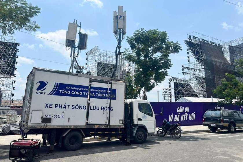 Xe phát sóng lưu động của VNPT đã có mặt tại các điểm tổ chức sự kiện để tăng cường chất lượng dịch vụ, phục vụ khách hàng. (Ảnh: VNPT)
