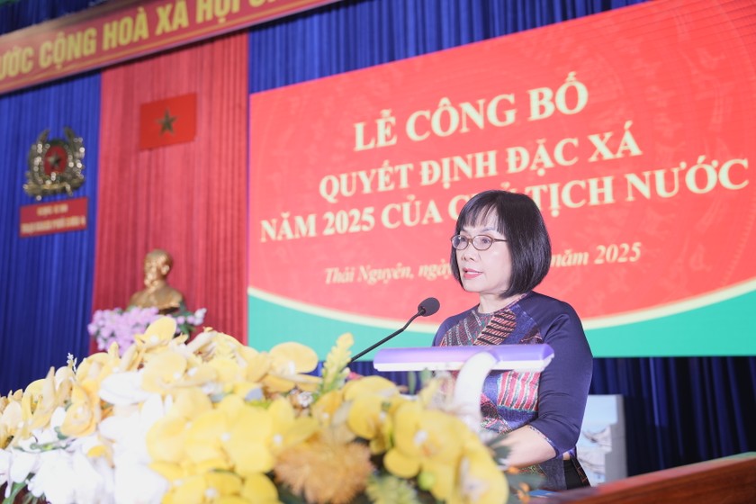 Thứ trưởng Bộ Tư pháp Đặng Hoàng Oanh, Ủy viên Hội đồng tư vấn đặc xá phát biểu tại Lễ công bố Quyết định đặc xá năm 2025 của Chủ tịch nước tại Trại giam Phú Sơn 4. (Ảnh: PV)