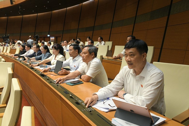 Các đại biểu bấm nút biểu quyết thông qua Nghị quyết. (Ảnh: quochoi.vn)