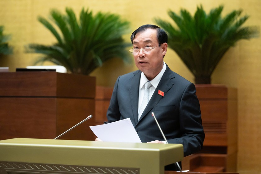 Chủ nhiệm Ủy ban Quốc phòng, An ninh và Đối ngoại của Quốc hội Lê Tấn Tới trình bày Báo cáo tóm tắt thẩm tra dự án Luật Bảo vệ dữ liệu cá nhân. (Ảnh: quochoi.vn)