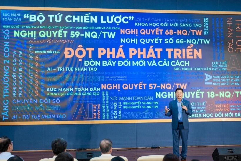 Ông Trương Gia Bình kêu gọi cùng nhau sáng tạo và đào tạo ra những thế hệ nhân lực AI mới. (Ảnh: vietnamplus)