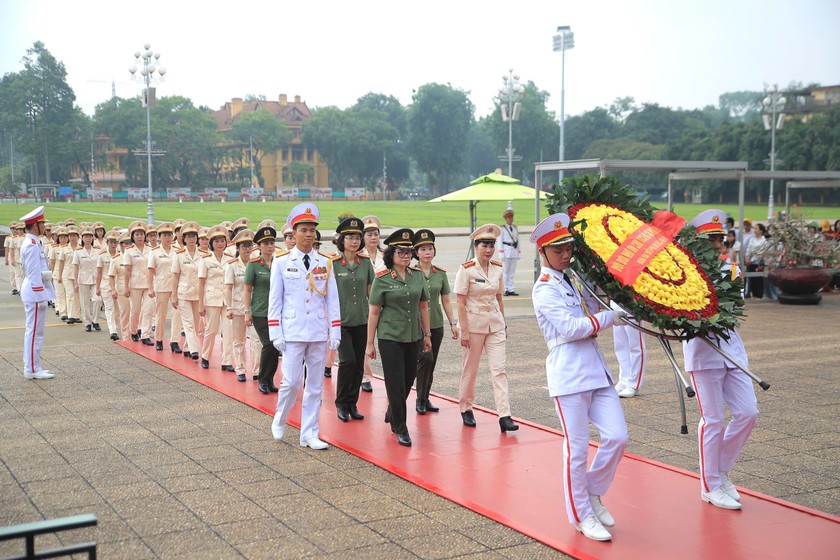 Đoàn Phụ nữ Công an tiêu biểu dâng hoa viếng Bác. (Ảnh: N.T)