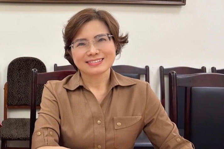 Vụ trưởng Vụ Pháp luật Hình sự - Hành chính Nguyễn Thị Hạnh chia sẻ một số nội dung về tình hình xây dựng dự thảo Báo cáo tổng hợp ý kiến Nhân dân, các ngành, các cấp về dự thảo Nghị quyết sửa đổi, bổ sung một số điều của Hiến pháp năm 2013. (Ảnh: PV)