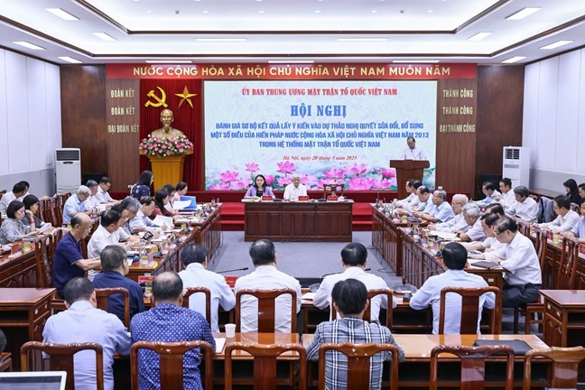 Ủy ban Trung ương MTTQ Việt Nam tổ chức Hội nghị đánh giá sơ bộ kết quả lấy ý kiến vào dự thảo Nghị quyết sửa đổi, bổ sung một số điều của Hiến pháp nước cộng hòa xã hội chủ nghĩa Việt Nam năm 2013 trong hệ thống MTTQ Việt Nam. (Ảnh: mattran.org.vn)