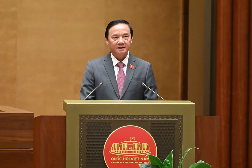 Phó Chủ tịch Quốc hội Nguyễn Khắc Định báo cáo giải trình, tiếp thu. (Ảnh: Cổng TTĐTQH)