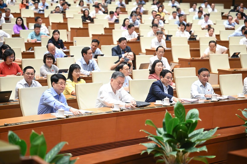 Tổng Bí thư Tô Lâm, Chủ tịch nước Lương Cường, Thủ tướng Phạm Minh Chính và các đại biểu bấm nút biểu quyết thông qua Nghị quyết. (Ảnh: Cổng TTĐTQH)