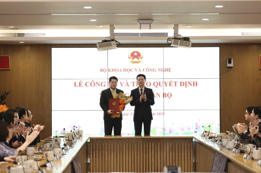 Bộ trưởng Nguyễn Mạnh Hùng trao quyết định bổ nhiệm cho ông Nguyễn Trường Giang. (Ảnh: T.Minh)