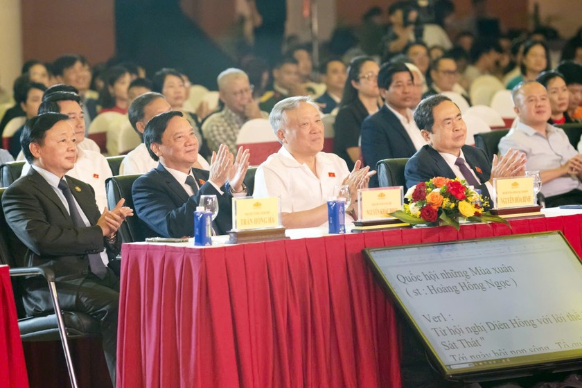 Chủ tịch Quốc hội Trần Thanh Mẫn và Phó Thủ tướng Thường trực Chính phủ Nguyễn Hòa Bình cùng các đại biểu tham dự buổi Lễ. (Ảnh: Phạm Thắng)