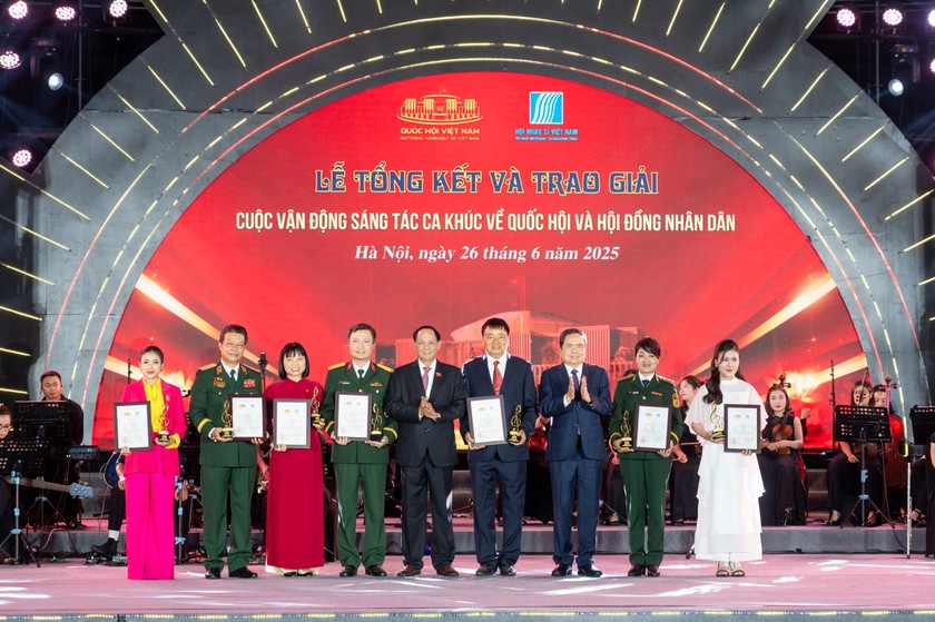 Chủ tịch QH Trần Thanh Mẫn và Phó Chủ tịch QH Trần Quang Phương trao giải cho 5 tác giả, nhóm tác giả đoạt giải B. (Ảnh: Cổng TTĐTQH)