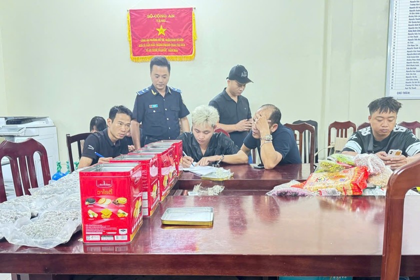 Hải quan và các lực lượng đang lấy lời khai đối tượng. (Ảnh: Đ.P)