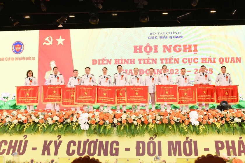 Các tập thể nhận danh hiệu Đơn vị dẫn đầu phong trào thi đua ngành Tài chính. (Ảnh: Đ.P)