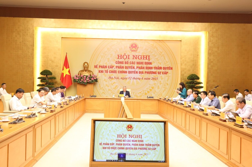 Hội nghị công bố 28 Nghị định về phân cấp, phân quyền, phân định thẩm quyền khi tổ chức chính quyền địa phương 2 cấp. (Ảnh VGP)