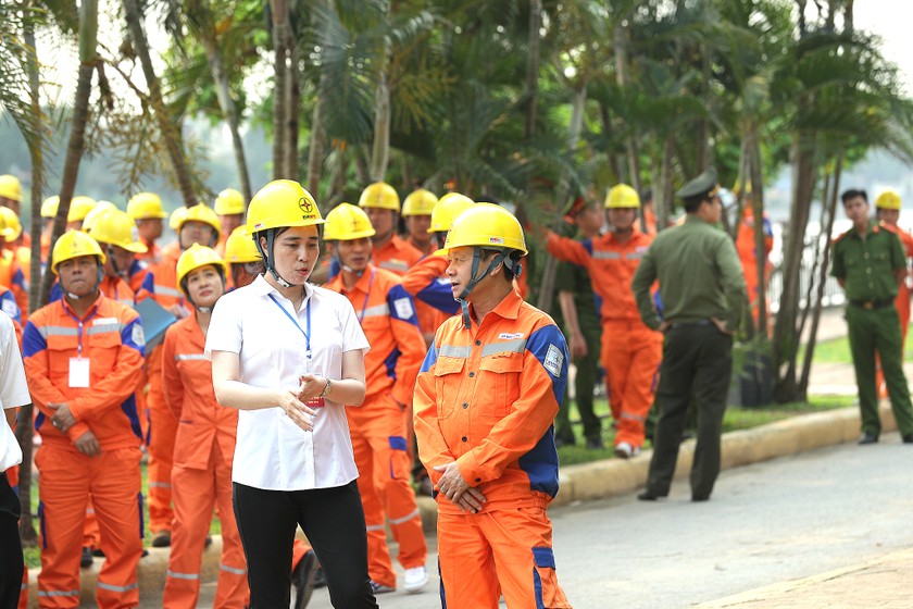 Bà Đỗ Nguyệt Ánh, Phó Tổng giám đốc EVNNPC trực tiếp chỉ huy tại hiện trường diễn tập