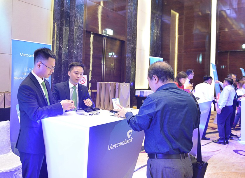 Vietcombank là 1 trong 7 ngân hàng đầu tiên hoàn thiện triển khai chuẩn chip không tiếp xúc