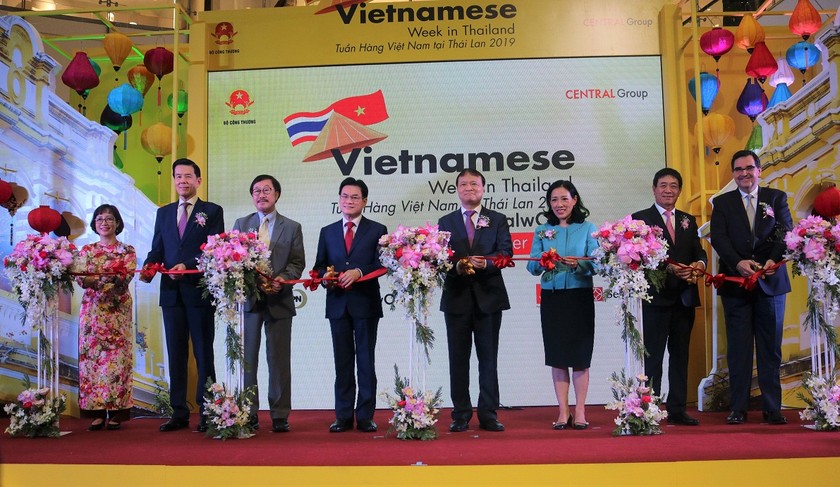 Nghi thức cắt băng khai mạc Tuần hàng Việt Nam tại Thái Lan