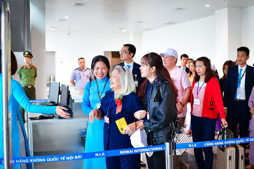 Các vị khách đặc biệt hào hứng tại khu vực cửa ra tàu bay