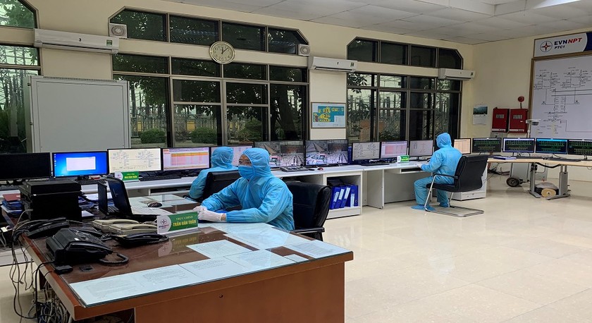 Công nhân TBA thao tác đóng điện 
