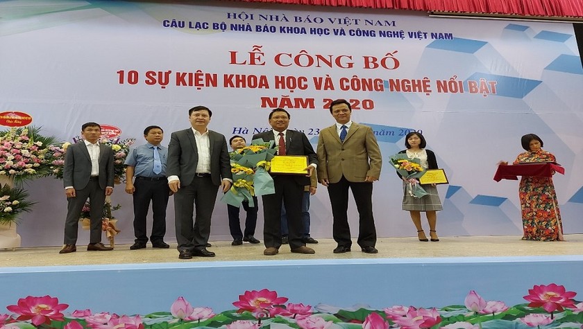 Tổng giám đốc Hoàng Đức Thảo nhận chứng nhận Sự kiện KHCN nổi bật năm 2020