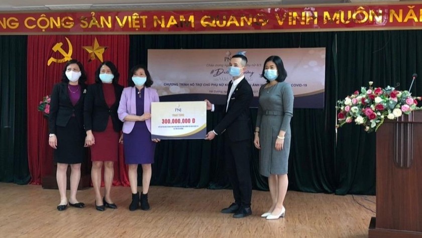 1 tỷ đồng đã được PNJ dành tặng cho phụ nữ các tỉnh vùng dịch, tiếp thêm năng lượng để họ tiếp tục cuộc chiến