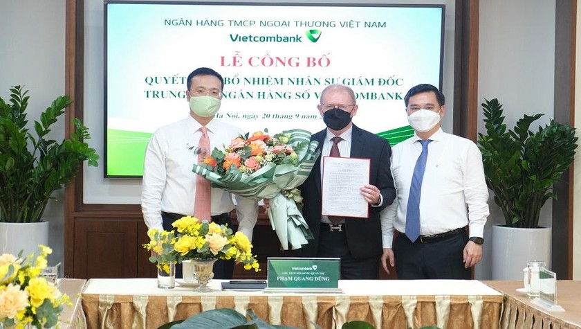 2 lãnh đạo cao nhất của Vietcombank trao Quyết định và hoa chúc mừng cho tân Giám đốc Trung tâm ngân hàng số Vietcombank