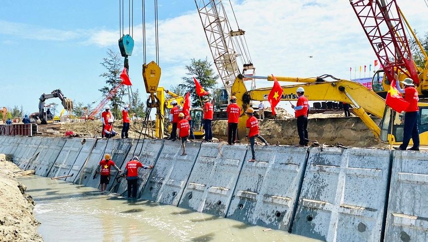 Cấu kiện kè cuối cùng hoàn thành 805m kè sông Ray làng Chài