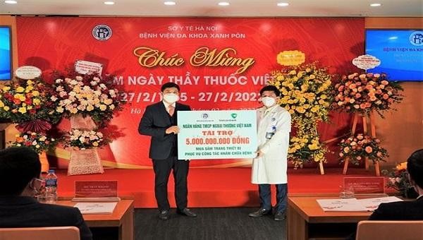 Đại diện Vietcombank trao tặng 5 tỷ đồng cho Bệnh viện.